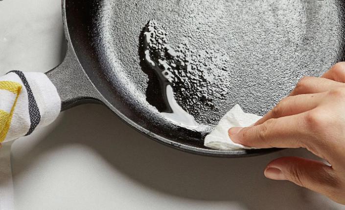 seasoning a cast iron skillet